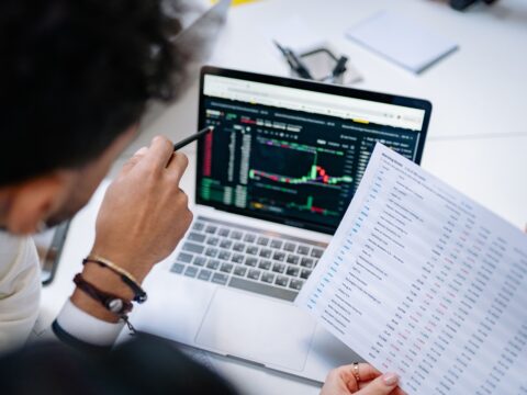 how to invest in stocks for beginners and maximize long-term returns